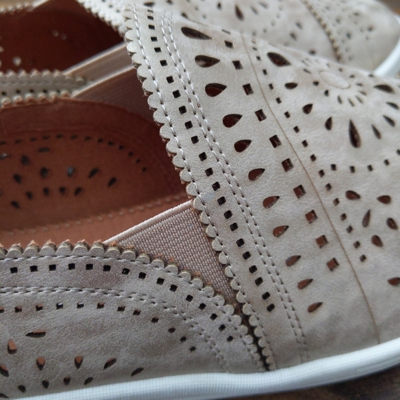 🆕🌿SHIMMER SLIP ON SHOES🌿 - Picture 4 of 9